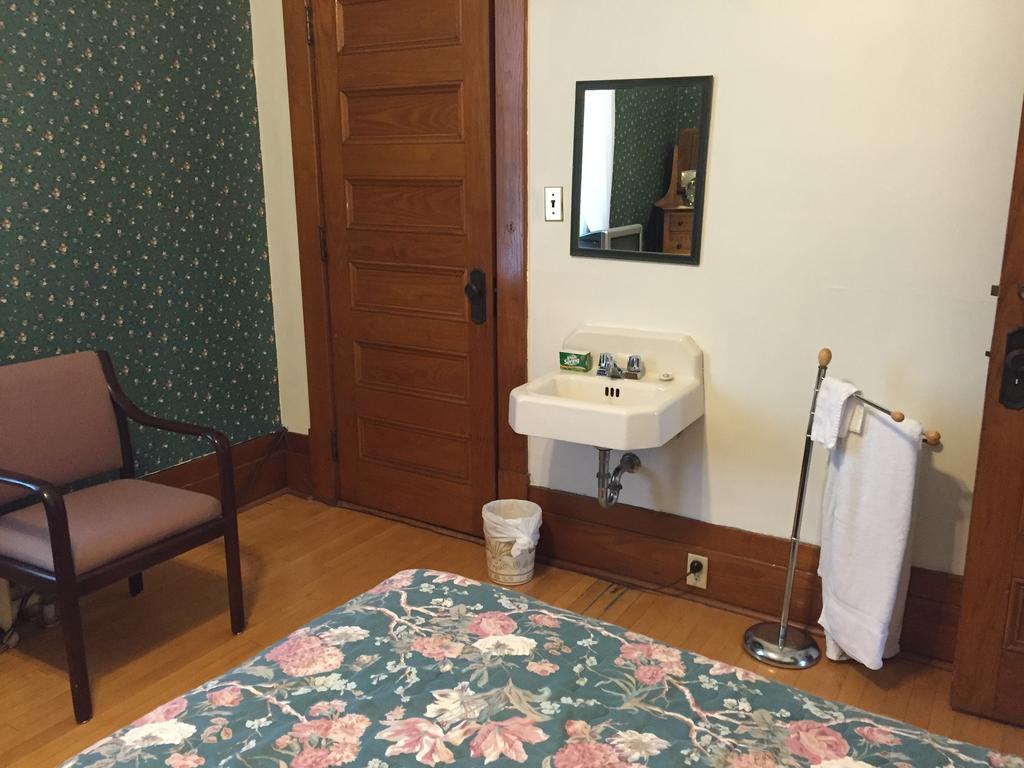 Le Petit Chateau Montebello B&B חדר תמונה