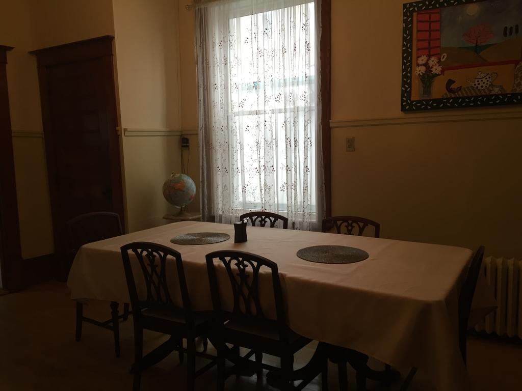 Le Petit Chateau Montebello B&B מראה חיצוני תמונה