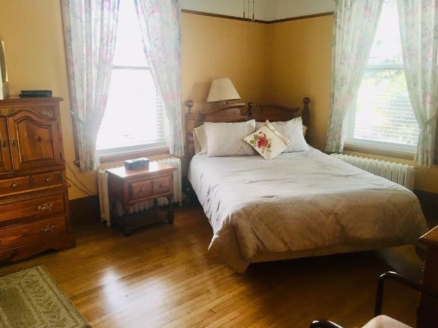 Le Petit Chateau Montebello B&B מראה חיצוני תמונה