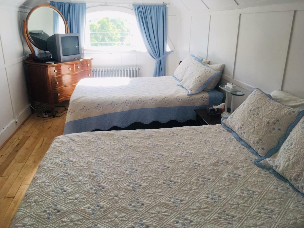Le Petit Chateau Montebello B&B מראה חיצוני תמונה